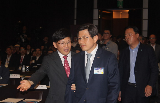 ▲ 지난 2015년 8월에 열린 ‘2015 연합뉴스 한반도 통일 심포지엄’에서 당시 황교안 국무총리가 조복래 연합뉴스 콘텐츠융합상무(왼쪽) 안내로 행사장에 입장하고 있다. 사진=통일부 블로그