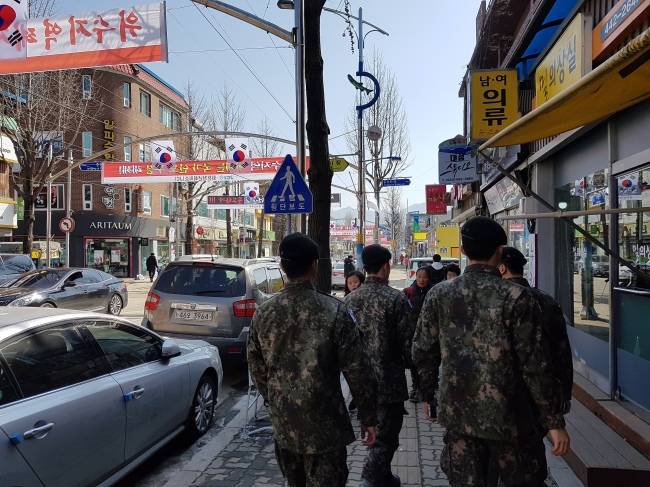 <사진2>외박을 나온 군인들이 몰리는 강원도 철원군 서면 와수리. 주민들은 위수지역 폐지에 격앙된 반응을 보이고 있지만, 정작 군인들은 폐지 결정에 기대감을 나타냈다.