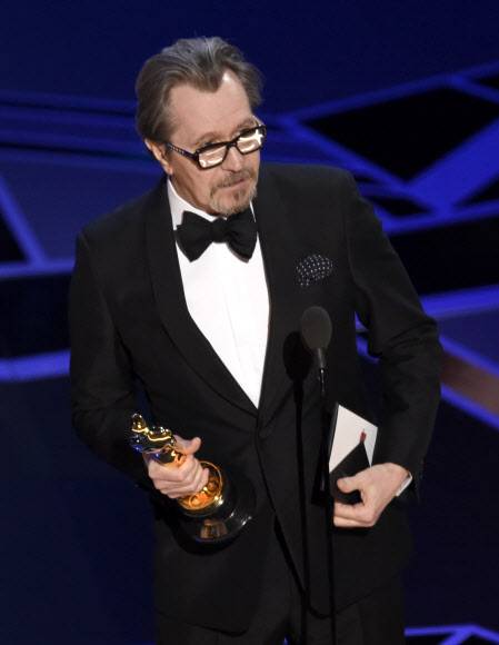 4일(현지시간) 미국 로스앤젤레스 돌비극장에서 열린 제90회 아카데미 영화상 시상식에서 게리 올드먼이 영화 ‘다키스트 아워’로 남우주연상을 수상했다.AP 연합뉴스