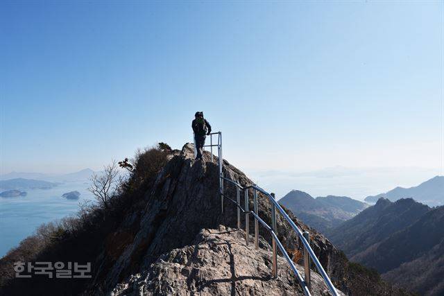 안전대가 설치돼 있지만 가장 높은 달바위에 다다를 땐 다리가 후들거린다.
