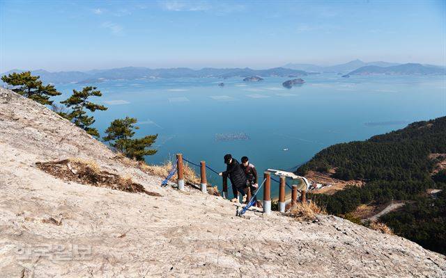 오르기도 내리기도 쉽지 않은데 좌우로 펼쳐지는 풍경은 얄밉도록 아름답다.