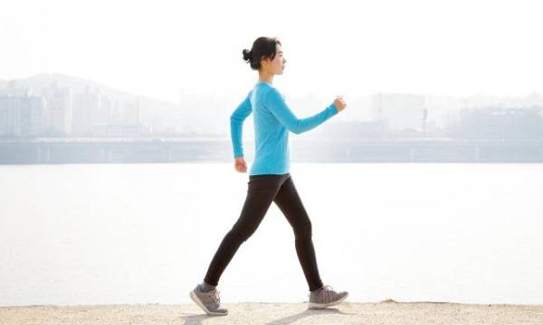 지면에 발 앞쪽이 먼저 닿게 걷는 습관은 발과 발목에 충격을 줄 수 있다. /사진-헬스조선DB