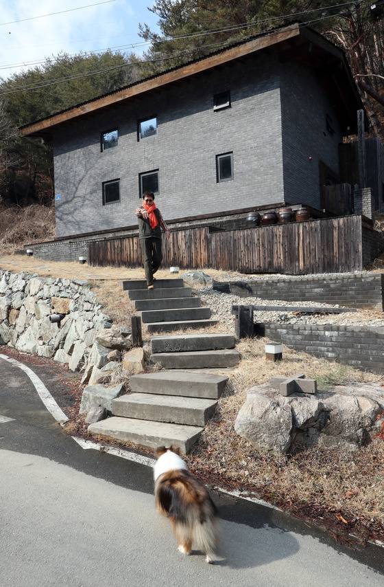 내촌목공소 김민식 고문의 강원도 홍천 집. 나무로 지은 집과 목가구로 자신만의 라이프스타일을 즐긴다.