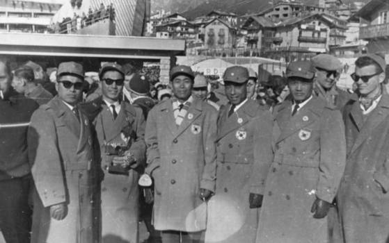 한국 전쟁의 여파로 선수복을 마련하기가 어려웠다. 이탈리아 코르티나 동계올림픽에 참가할 때 우리 선수들이 입은 옷은 미군의 군복이었다. 오른쪽 두번째가 조윤식 선수.[사진 국가기록원]