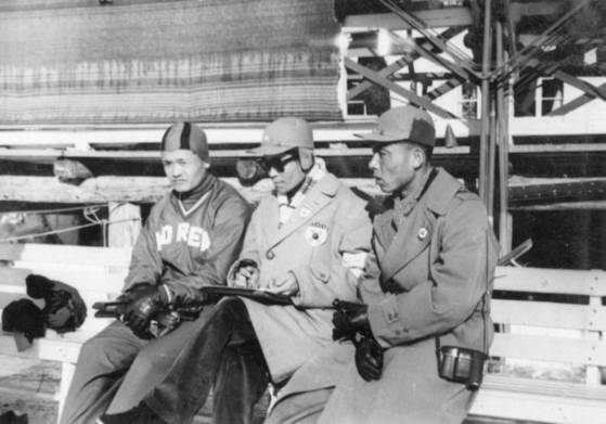 제7회 이탈리아 동계올림픽에 참가한 우리 선수들이 다른 나라 선수들의 경기를 관전하고 있다. [사진 국가기록원]