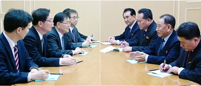 평양서 마주앉은 남북 정의용 청와대 국가안보실장을 수석특사로 하는 문재인 대통령의 대북특사단이 5일 오후 평양에 위치한 대표단 숙소 고방산 초대소에서 김영철 북한 통일전선부장 겸 노동당 중앙위원회 부위원장 등 북측 관계자들과 대화를 나누고 있다. 맨 왼쪽부터 시계 방향으로 특사단의 윤건영 청와대 국정상황실장, 천해성 통일부 차관, 정 실장, 서훈 국가정보원장. 맞은 편은 북측의 김창선 전 국방위 서기실장, 리선권 조국평화통일위원회 위원장, 김 부위원장, 맹경일 통일전선부 부부장.   [사진 제공 = 청와대]