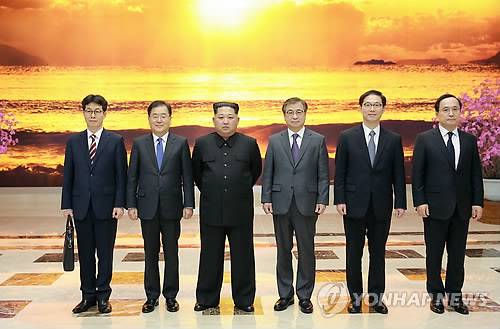 기념촬영하는 김정은과 대북 특사단 (서울=연합뉴스) 북한을 방문 중인 정의용 수석 대북특사(왼쪽에서 두 번째) 등 특사단이 5일 평양에서 김정은 북한 노동당 위원장을 만나 기념촬영을 하고 있다. 왼쪽부터 윤건영 청와대 국정상황실장, 정의용 수석특사, 김정은 위원장, 서훈 국정원장, 천해성 통일부 차관, 김상균 국정원 2차장.  [청와대 제공=연합뉴스]      scoop@yna.co.kr