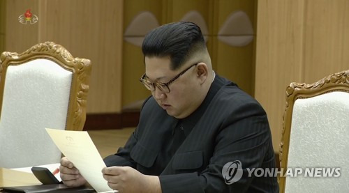 조선중앙TV, 김정은-특사단 면담·만찬 영상 공개 (서울=연합뉴스) 북한 조선중앙TV는 6일 오후 김정은 노동당 위원장이 전날 문재인 대통령의 대북특별사절대표단과 면담·만찬한 약 10분 분량의 영상을 공개했다. 사진은 김 위원장이 문재인 대통령의 친서를 읽는 장면.       [국내에서만 사용가능. 재배포 금지. For Use Only in the Republic of Korea. No Redistribution]           nkphoto@yna.co.kr