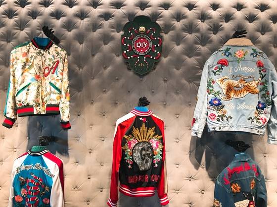 슈트만 맞춤 제작하는 것이 아니다. 봄버 재킷이나 데님 재킷에도 내가 원하는 디자인을 입힐 수 있다. 유지연 기자