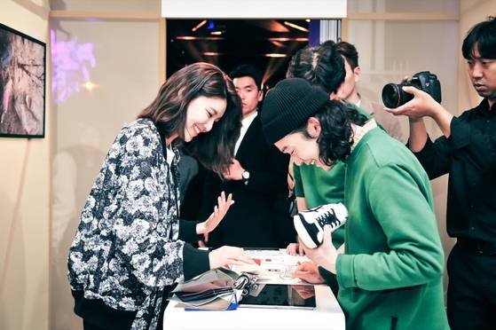 오니츠카 타이거 2018 SS 컬렉션 론칭 현장에서 '커스텀 오더'를 체험해보는 사람들. [사진 오니츠카 타이거]