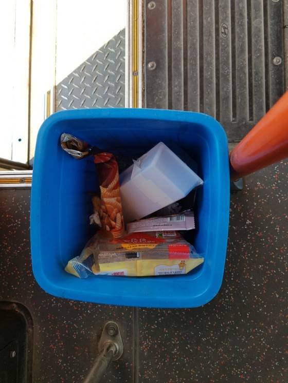 지난 6일 출근시간대 버스 안 쓰레기통에 쌓인 음식물 쓰레기. 임선영 기자