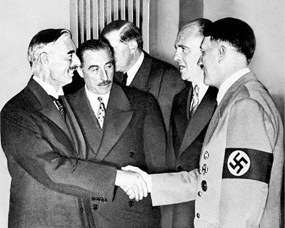 뮌헨회담에서 만난 히틀러와 네빌 체임벌린 영국 총리(왼쪽).[중앙포토]