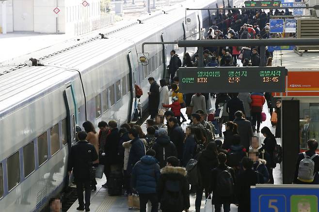 KTX는 평일에도 열차표 구하기가 쉽지 않을 정도로 승객이 몰린다. [중앙포토]