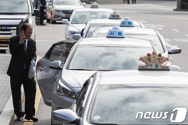 서울역에서 시민들이 택시를 이용하고 있다. /뉴스1 © News1 유승관 기자