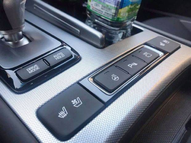 자동 주차 보조장치와 내비게이션 컨트롤 장치 등이 빠진 제네시스 G80 디젤 (사진=지디넷코리아)