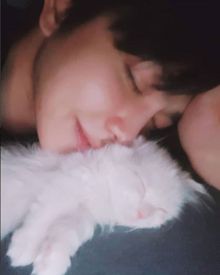 윤균상 근황, 반려묘와 함께 꿈나라...‘미남+고양이=진리’