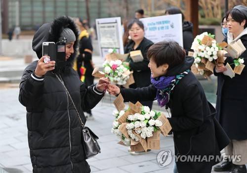 '폭력과 차별에 침묵하지 마세요' (서울=연합뉴스) 김인철 기자 = 세계 여성의 날인 8일 오전 서울 종로구 광화문역 인근에서 한국여성의전화 관계자들이 시민들에게 미투 운동에 대한 연대와 지지를 상징하는 하얀 장미를 나눠주고 있다. 2018.3.8