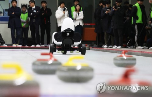 투구하는 인공지능 컬링로봇 '컬리' (이천=연합뉴스) 홍기원 기자 = 8일 오후 경기도 이천시 대한장애인체육회 이천훈련원에서 열린 '인공지능 컬링로봇 경기 시연회'에서 인공지능 컬링로봇 '컬리'가 춘천기계공업고등학교 선수들과 경기에서 투구를 하고 있다.     xanadu@yna.co.kr