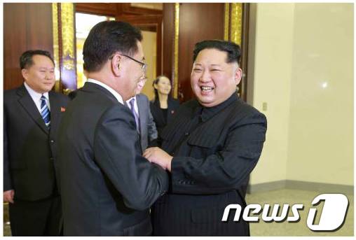 문재인 대통령의 대북특별사절단 수석특사인 정의용 청와대 국가안보실장이 5일 북한 조선노동당 본관 진달래관에서 김정은 북한 국무위원장을 만나 악수하는 모습을 노동신문이 6일 보도했다.(노동신문) 2018.3.6/뉴스1 © News1 신웅수 기자