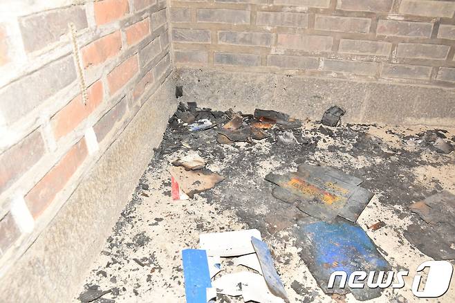 9일 오전 2시쯤 보물 제1호인 서울 종로구 흥인지문에서 방화로 추정되는 화재가 발생해 3분만에 꺼졌다. 이 불로 인해 인명피해와 재산피해는 발생하지 않았지만 흥인지문 1층 외벽 일부가 불에 그을렸다. (종로소방서 제공) 2018.3.9/뉴스1 © News1 전민 기자