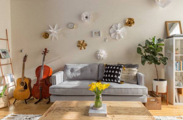 연회색 소파 위에 독특한 꽃무늬 장식을 달았다. /laurenedith.com