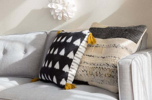 소파 위에 놓인 부드러운 니트 쿠션. /laurenedith.com