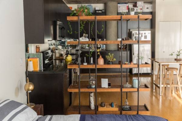 침실 쪽에서 본 장식장. /laurenedith.com