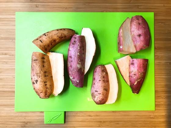 큼직한 고구마를 골라 깨끗하게 씻은 뒤 크기에 따라 2등분 혹은 4등분으로 잘라 놓는다.