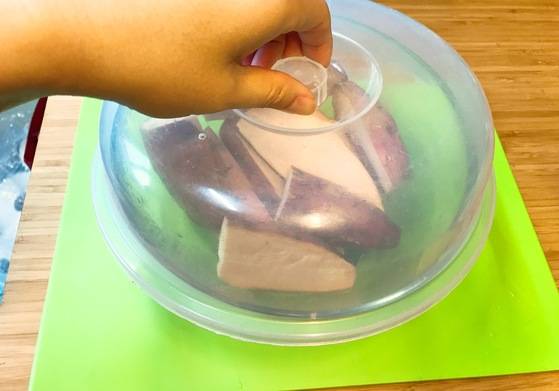 그릇 위에 전자레인지용 덮개를 덮는다.