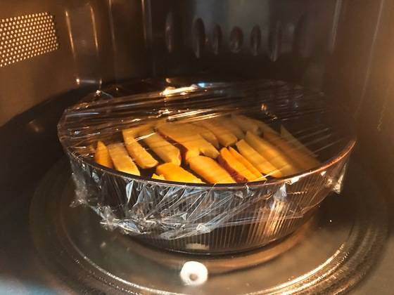 전자레인지 안에 넣고,