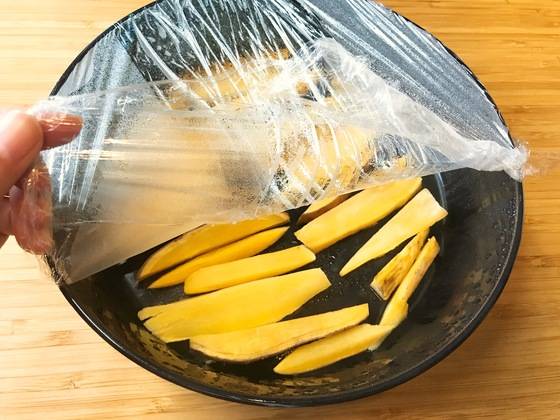 접시를 꺼내 비닐랩을 벗기고 1~2분간 식힌다. 비닐랩을 조심조심 벗겨 다시 써도 된다. 이 과정을 5번 반복한다.