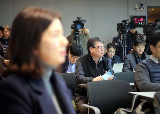 더불어민주당 당원 오영환씨가 9일 오전 충남도청 브리핑룸에서 6·13 지방선거 충남지사 선거에 출마한 박수현 전 청와대 대변인의 불륜 의혹을 제기하는 가운데 박 전 대변인의 전 부인이 오씨의 발언을 듣고 있다. [사진 연합뉴스]