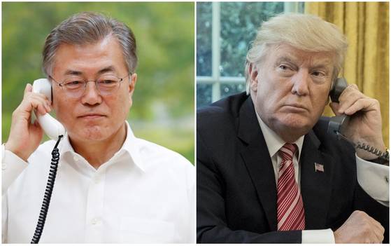 문재인 대통령이 지난 1일 밤 청와대 관저에서 도널드 트럼프 미국 대통령과 전화 통화를 하고 있다. [중앙포토]
