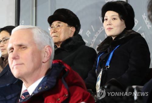 "펜스-김여정 청와대 회담, 북 제의로 계획후 북이 2시간전 취소" (서울=연합뉴스) 평창 동계올림픽 기간 미국과 북한의 회담이 비밀리에 성사됐으나 북한 측이 회담 직전 이를 취소해 불발됐다고 워싱턴포스트(WP)가 20일(현지시간) 보도했다.       사진은 북한 김여정 노동당 중앙위 제1부부장(뒷줄 오른쪽)과 김영남 최고인민회의 상임위원장(뒷줄 왼쪽), 미국 마이크 펜스 부통령(앞)이 지난 2월 9일 오후 평창올림픽플라자에서 열린 2018 평창동계올림픽 개회식을 지켜보는 모습.  [연합뉴스 자료사진]      photo@yna.co.kr