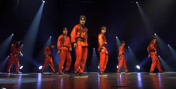 신라 화랑에서 모티브를 딴 의상. 두건에 태극 문양을 등에는 곤룡포 무늬를 넣었다./저스트절크