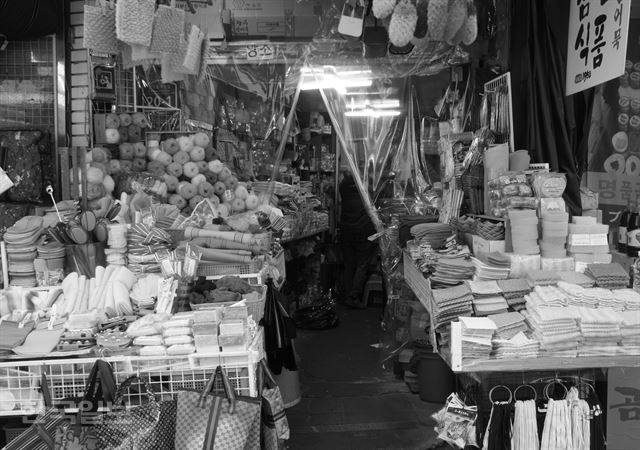 25년째 박씨는 4평 남짓 상점을 지키고 있다. 이혜미 기자