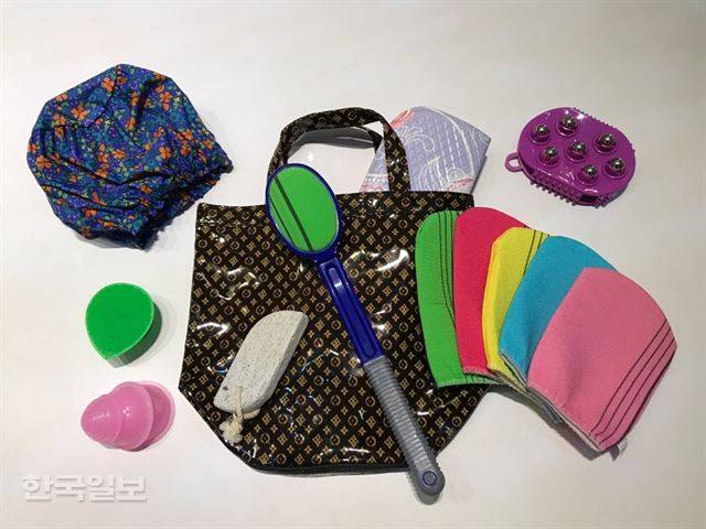 박씨의 추천으로 꾸려본 남대문 시장표 목욕 가방. 이혜미 기자