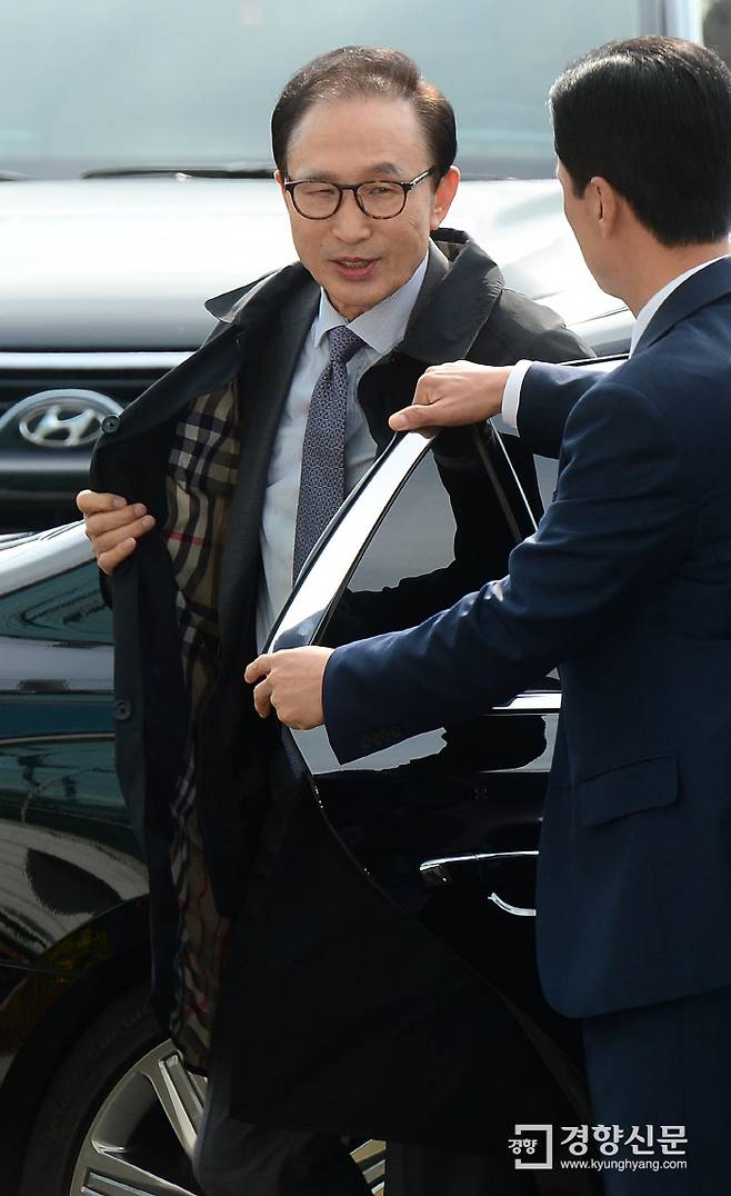 지난해 11월 12일  이명박 전 대통령이 바레인으로 출국하기 위해 인천공항에 도착하고 있다. / 김창길 기자