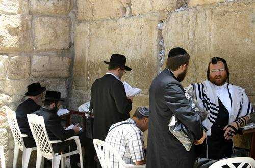통곡의 벽에서 기도하는 유대인들