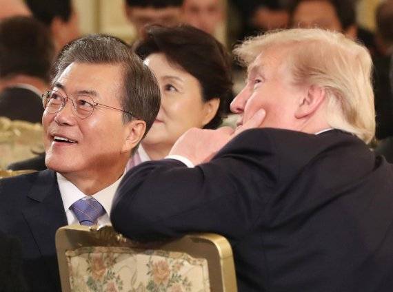 지난해 도널드 트럼프 미국 대통령 방한 당시, 문재인 대통령과 트럼프 대통려이 청와대 영빈관에서 열린 국빈만찬에서 한 곳을 바라보고 있다. 연합뉴스