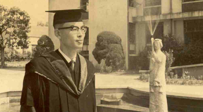 1966년 8월 30일 서울대 사법대학원 졸업식 때 찍은 사진이다.