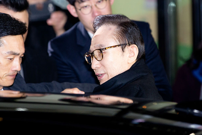 이명박 전 대통령이 1월17일 오후 서울 강남구 삼성동 사무실에서 검찰의 특수활동비 수사와 관련 기자회견을 마친 뒤 차량을 타고 사무실을 빠져나가고 있다.