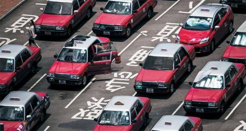 홍콩 첵랍콕섬에 있는 홍콩국제공항에서 택시들이 손님을 기다리고 있다. 최근 홍콩 경제는 글로벌 경기 호조세에 힘입어 괜찮은 흐름을 보이고 있지만, 미래 성장 동력을 찾는 데 고전하고 있다. 경제 규모에서도 중국 중앙정부의 강력한 지원을 받고 있는 인근 선전 지역에 지난해 추월을 당했다. /블룸버그