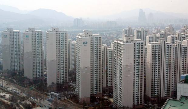 석촌호수와 인접한 잠실4단지 레이크팰리스 아파트 전경. 김영우 기자youngwoo@hankyung.com20070105..