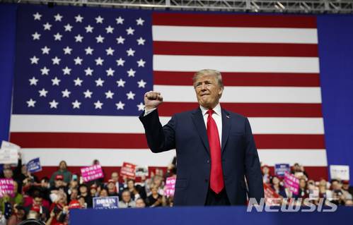 【문타운=AP/뉴시스】도널드 트럼프 미국 대통령이 10일(현지시간) 미 펜실베이니아주 문 타운십에 있는 애틀랜틱 어비에이션에서 열린 중간선거 유세에서 연설하고 있다. 트럼프 대통령은 이번 연설에서 "북한이 대화를 원하는 것 같다"며 긍정적인 평가를 내렸다.  2018.03.11