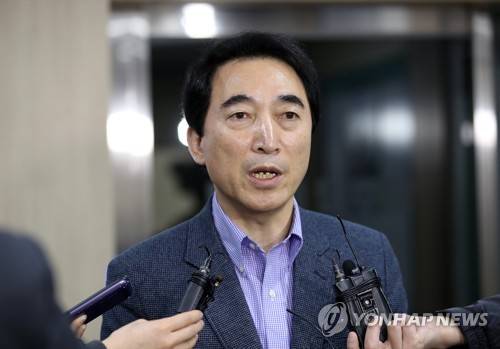 질문에 답하는 박수현 (서울=연합뉴스) 박동주 기자 = 박수현 더불어민주당 충남지사 예비후보가 12일 오전 공직선거후보자검증위원회가 끝난 후 서울 여의도 더불어민주당사를 나서며 취재진과 인터뷰하고 있다. 2018.3.12      pdj6635@yna.co.kr