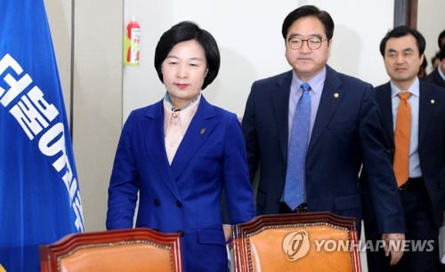 회의 참석하는 민주당 지도부 (서울=연합뉴스) 백승렬 기자 = 더불어민주당 추미애 대표와 우원식 원내대표 등 지도부가 12일 국회에서 열린 최고위원회의에 참석하고 있다. 2018.3.12      srbaek@yna.co.kr