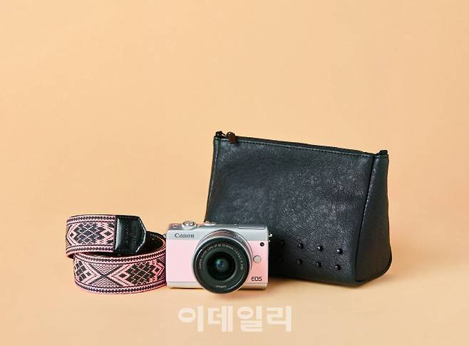 ▲EOS M100 핑크 X 콰니 콜라보레이션 패키지