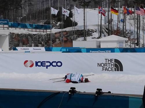 12일 오전 10시부터 ‘2018 평창동계패럴림픽’ 장애인 크로스컨트리 스키 남자 20km 프리 입식 경기가 펼쳐진 알펜시아 바이애슬론 센터는 국내외에서 찾은 관중들로 자리가 가득 찼다. 설원을 누빈 선수들이 멀리서 하나둘씩 결승선을 향해 모습을 드러낼 때마다 관중석에서는 힘찬 함성과 뜨거운 박수가 쏟아졌다. 결승선 넘자마자 탈진해 쓰러진 선수들의 모습을 보노라니 그들이 달리는 동안 얼마나 많은 힘을 쏟아냈는지 짐작하게 했다. 포기하지 않고 결승선을 넘는 불굴의 정신은 비장애인 선수들과 다를 게 전혀 없었다. 사진은 결승선 통과 후, 바닥에 쓰러진 노르웨이의 하콘 올스루드(Hakon Olsrud). 이날 하콘은 3위를 차지했다.