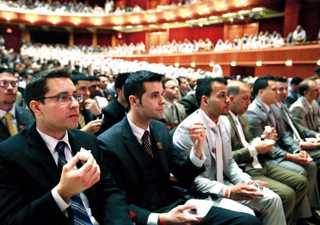 미국 뉴욕권 하나님의 교회 신도들이 유월절 떡과 포도주를 먹고 마시며 성찬식에 참여하고 있다.